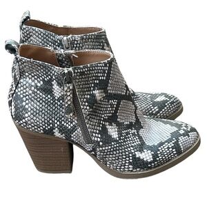 Universal Thread women’s chunky heel faux snakeskin embossed ankle boots size 7